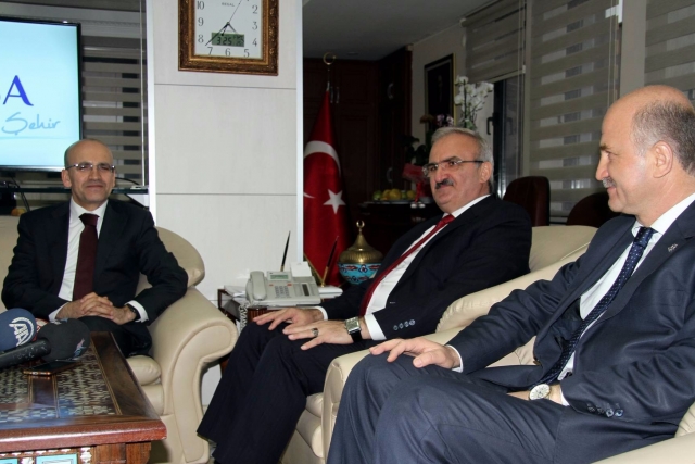 "Türkiye ekonomisi geçen yıl yüzde 4 civarında büyüdü"