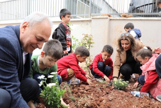 "Yeşil Okullar ve Doğanın Genç Savunucuları Projesi" ile minik eller toprağa hayat verdi