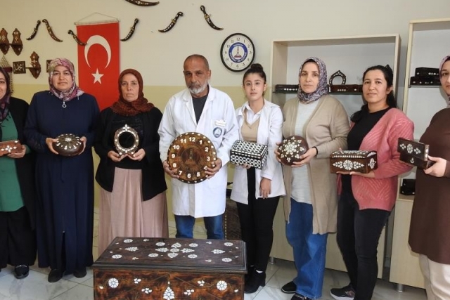 Kadınlar, sedef kakma işlemeciliğinde erkeklere taş çıkarıyor