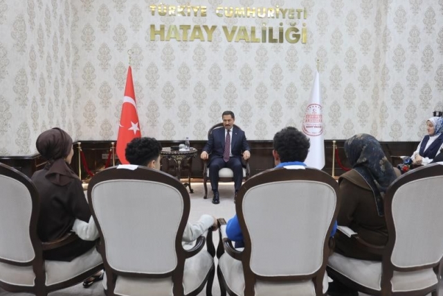 Kanunu ve eşsiz ses yeteneğiyle kulakların pasını silen otizmli Ertuğrul'dan valiyi mest eden mini konser