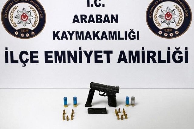 Araban'da şüpheli araçta ruhsatsız silah ele geçirildi: 1 gözaltı