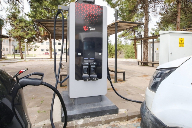 GAÜN’DEN ÇEVRE DOSTU ADIM: ELEKTRİKLİ ARAÇ ŞARJ İSTASYONLARI HİZMETE AÇILDI
