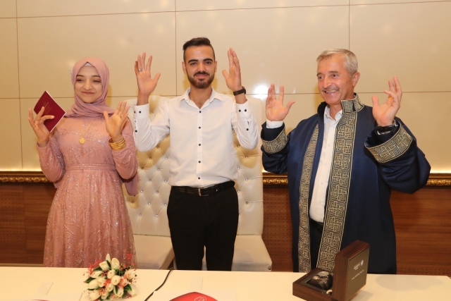Başkan Tahmazoğlu işitme engelli çiftin nikahını işaret diliyle kıydı